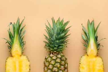 Renk arka plan üzerinde olgunlaşmış taze ananas