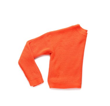 Beyaz arkaplanda şık bir kış süveteri