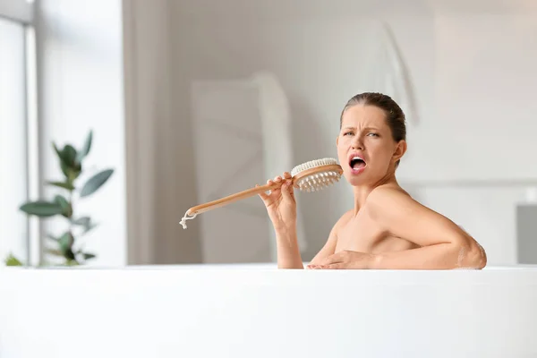 Mulher bonita cantando enquanto toma banho em casa — Fotografia de Stock