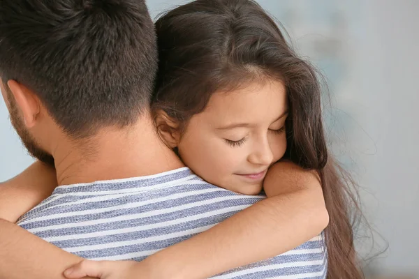 Abrazando niña con padre en casa — Foto de Stock