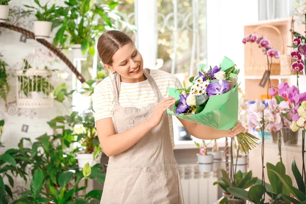 Florist with beautiful bouquet in shop — Stock Photo, Image