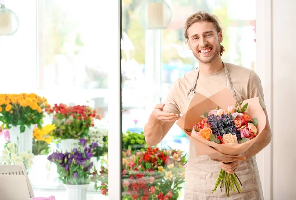 Florista com belo buquê na loja — Fotografia de Stock