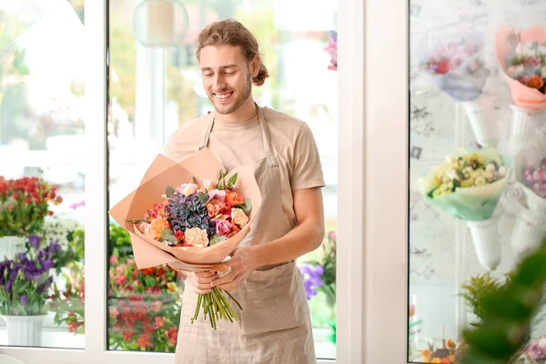 Florista com belo buquê na loja — Fotografia de Stock