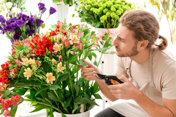 Florist making beautiful bouquet in shop — Stock Photo, Image