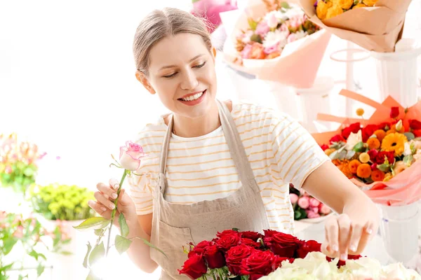 Florist making beautiful bouquet in shop — Stock Photo, Image