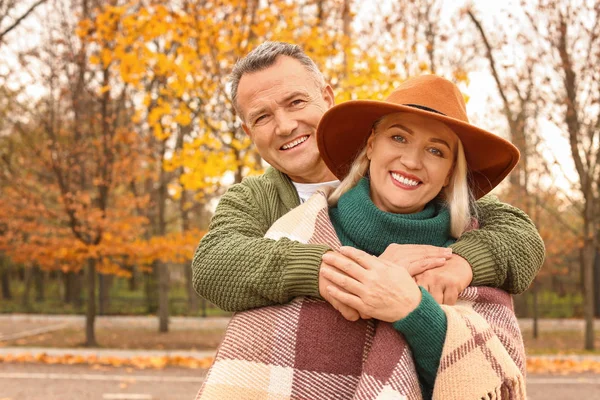 Glückliches reifes Paar im Herbstpark — Stockfoto