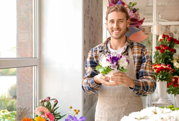 Florist with beautiful bouquet in shop — Stock Photo, Image