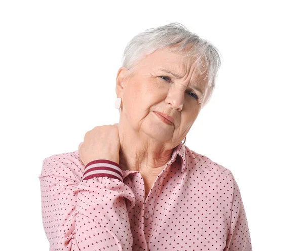 Beyaz arka plan üzerinde boyun ağrısı muzdarip kadın kıdemli — Stok fotoğraf