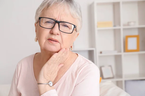 Starší žena trpící bolestí zubů doma — Stock fotografie