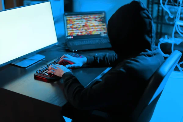 Profesjonalnego hakera za pomocą komputera w ciemnym pokoju — Zdjęcie stockowe