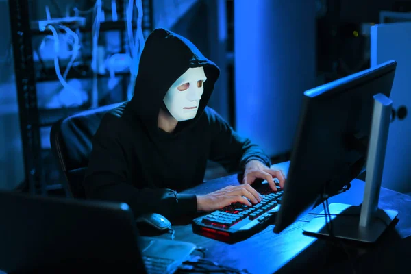 Hacker profesional que utiliza la computadora en la habitación oscura — Foto de Stock