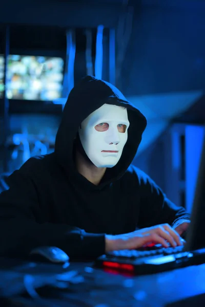 Professional hacker using computer in dark room — Stock Photo, Image