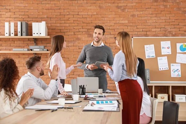 Kolleger diskuterar frågan vid ett affärsmöte — Stockfoto