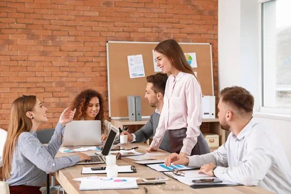 Ofisteki iş toplantısında iş arkadaşları konuyu tartışıyor