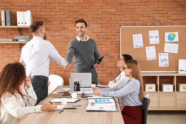 Colegas discutiendo el tema en la reunión de negocios en el cargo — Foto de Stock