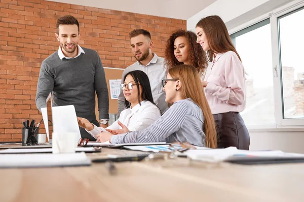 Colegas discutiendo el tema en la reunión de negocios en el cargo — Foto de Stock