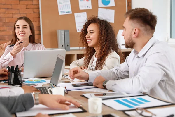 Colegas discutiendo el tema en la reunión de negocios en el cargo — Foto de Stock