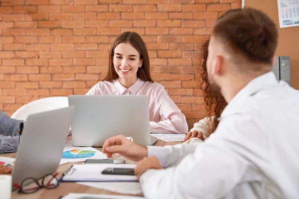 Colleagues discussing issue at business meeting in office — Stock Photo, Image