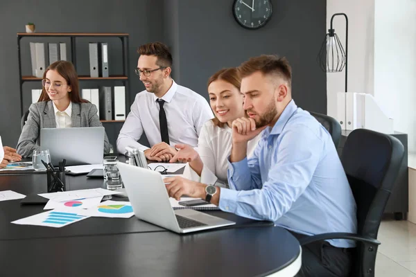 Colleagues discussing issue at business meeting in office — Stock Photo, Image