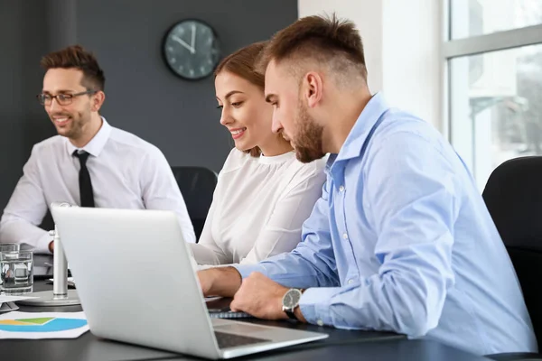 Colegas discutiendo el tema en la reunión de negocios en el cargo — Foto de Stock