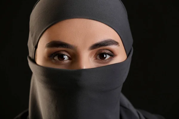 Schöne arabische Frau auf dunklem Hintergrund, Nahaufnahme — Stockfoto