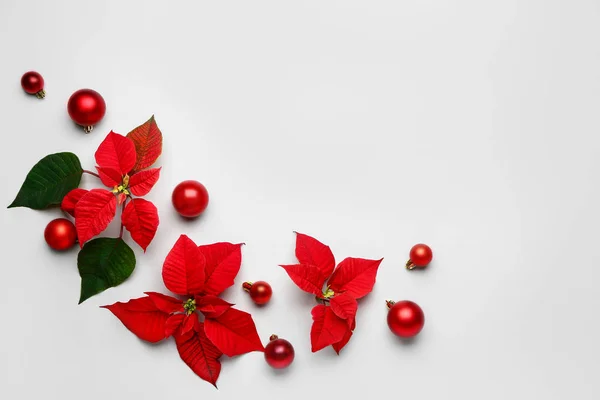 Krásná vánoční kompozice s poinsettia na bílém pozadí — Stock fotografie