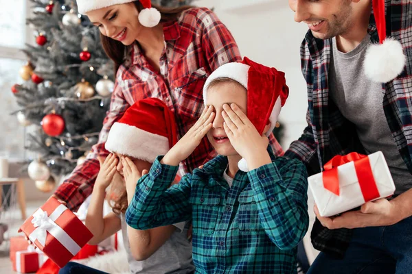 Pais cumprimentando seus filhos em casa na véspera de Natal — Fotografia de Stock