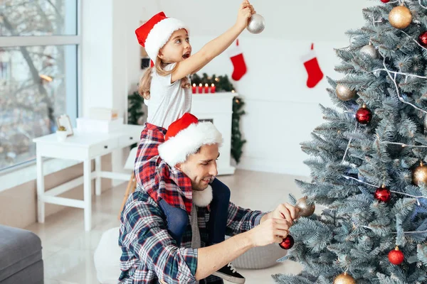 Little girl and her father decorating Christmas tree at home — Stock Photo, Image