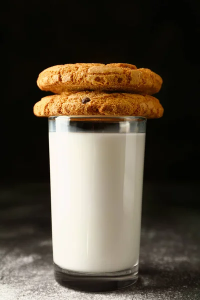Tasty cookies with chocolate chips and glass of milk on table — Stock Photo, Image