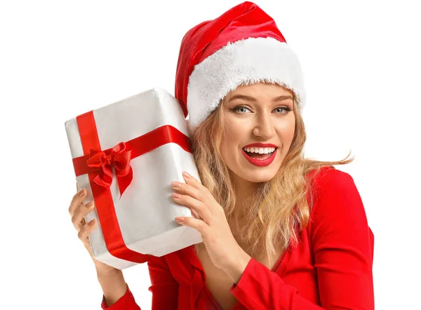 Bella giovane donna in cappello Babbo Natale e con regalo di Natale su sfondo bianco — Foto Stock