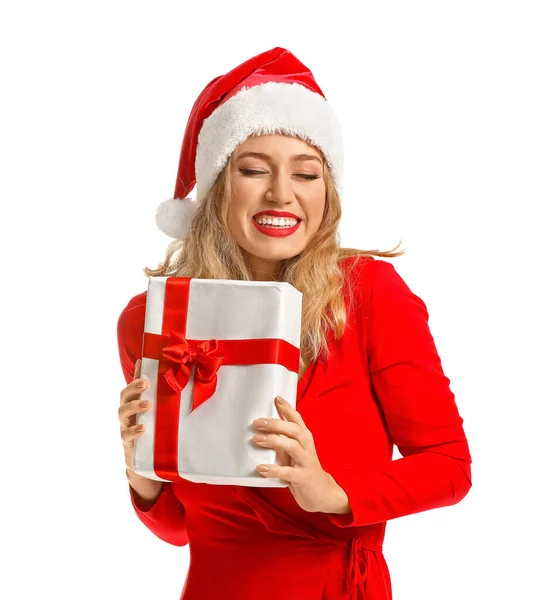 戴着圣诞礼帽、头戴白色背景圣诞礼物的年轻漂亮女子 — 图库照片