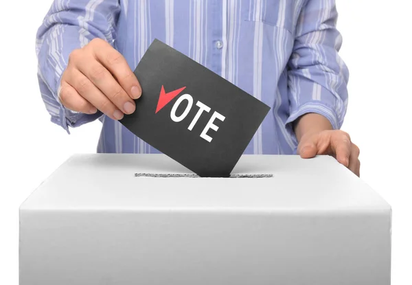 Mujer poniendo papeleta de votación en la caja de votación contra fondo blanco —  Fotos de Stock