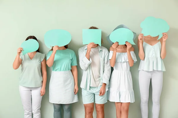 Personas con burbujas de habla en blanco sobre fondo de color — Foto de Stock
