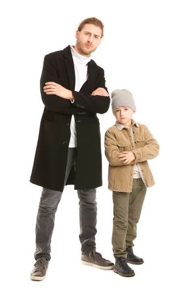 ハンサムな男と彼の小さな息子で冬服に白い背景 — ストック写真
