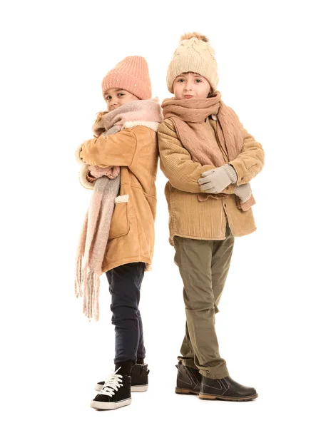 Niños pequeños en ropa de invierno sobre fondo blanco — Foto de Stock