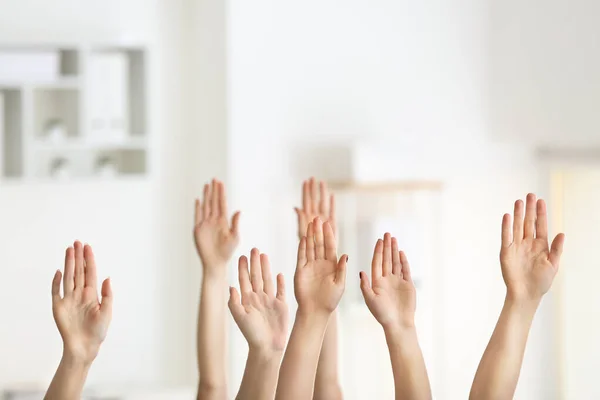 Mãos de pessoas votando dentro de casa — Fotografia de Stock