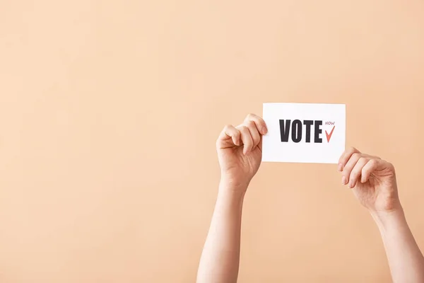 Χέρια κρατώντας χαρτί με κείμενο Ψηφοφορία για το φόντο χρώμα — Φωτογραφία Αρχείου