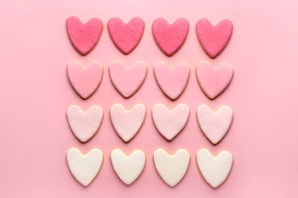 Hartvormige koekjes voor Valentijnsdag op kleur achtergrond — Stockfoto