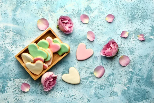 Samenstelling met hartvormige koekjes voor Valentijnsdag op kleur achtergrond — Stockfoto