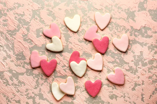 ハート形のクッキーのためのバレンタインデーの色の背景 — ストック写真