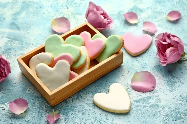 Bandeja com biscoitos em forma de coração para o dia dos namorados no fundo de cor — Fotografia de Stock
