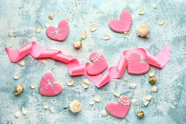 Samenstelling met hartvormige koekjes voor Valentijnsdag op kleur achtergrond — Stockfoto