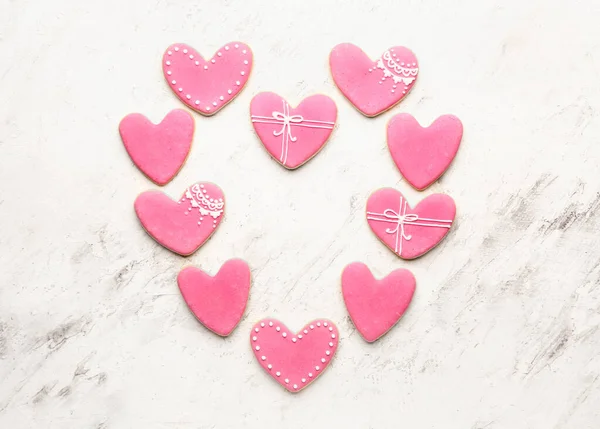 Hartvormige koekjes voor Valentijnsdag op witte achtergrond — Stockfoto