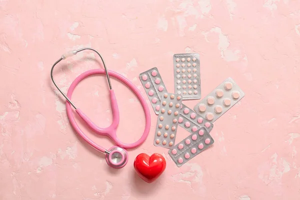 Steteskop, kalp ve ilaç. Kardiyoloji kavramı — Stok fotoğraf
