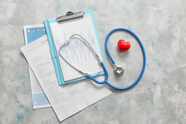 Stetoskop, serce i dokumenty na jasnym tle. Koncepcja kardiologii — Zdjęcie stockowe