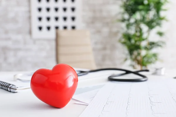 Kardiyogram ve kalp doktor masasında. Kardiyoloji kavramı — Stok fotoğraf