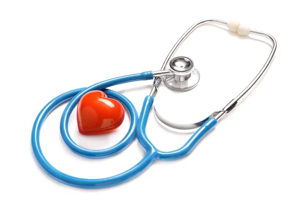 Stethoscoop en rood hart op een witte achtergrond. Cardiologie concept — Stockfoto