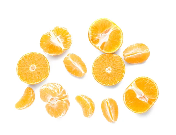 Kawałki słodkich mandarynek na białym tle — Zdjęcie stockowe