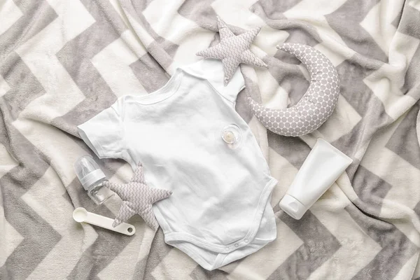 格子布上的婴儿服装和配件 — 图库照片