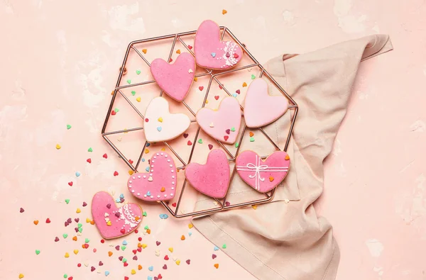 심장 모양의 맛있는 쿠키 색 배경이야. 발렌티누스 축일 기념행사 — 스톡 사진